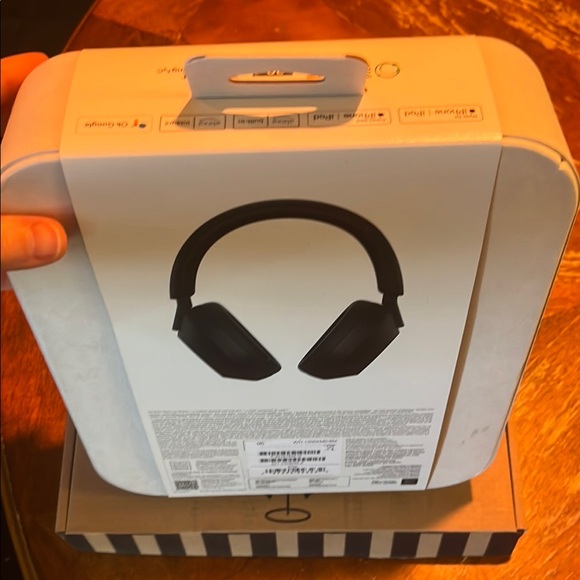 Crunchyroll Sony WH-1000XM5 Headphones with Stand! - Picture 3 of 6